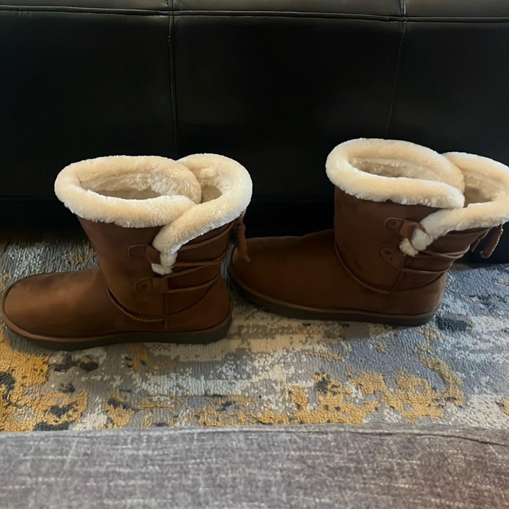 Cozy tan winter boots by Pop, size 10 medium.